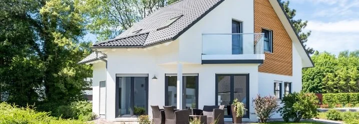 Modernes Einfamilienhaus mit Garten